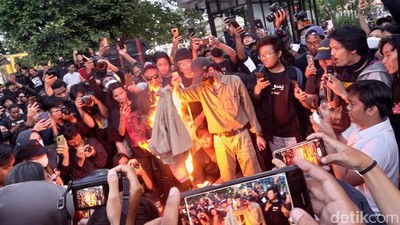 Detik-detik Jaket Almamater UGM Dibakar Saat Demo BBM di Jogja