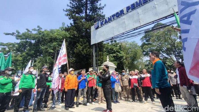 Sebanyak 9 orang perwakilan buruh diterima Pemerintah Kota (Pemkot) Depok untuk audiensi. Massa menyampaikan aspirasi menolak kenaikan harga BBM. (Dwi R/detikcom)