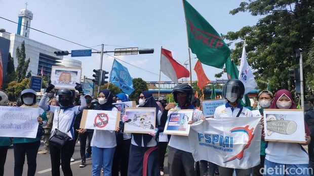 Sebanyak 9 orang perwakilan buruh diterima Pemerintah Kota (Pemkot) Depok untuk audiensi. Massa menyampaikan aspirasi menolak kenaikan harga BBM. (Dwi R/detikcom)