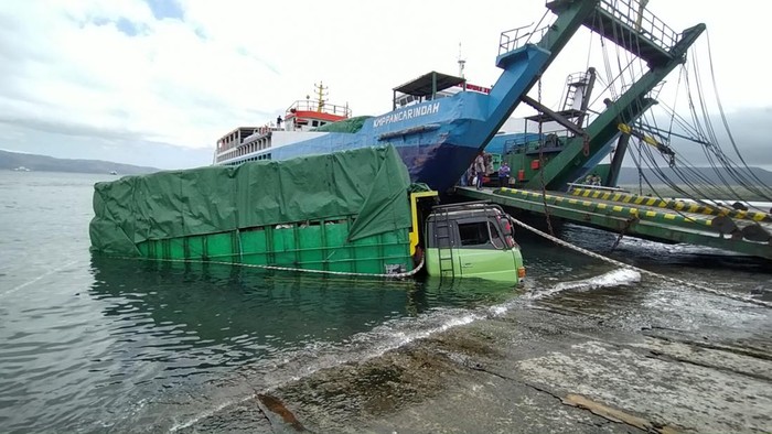 Sebuah truk nyemplung ke laut saat hendak masuk ke dalam kapal di dermaga LCM Pelabuhan Gilimanuk, Jembrana, Kamis (15/9/2022).