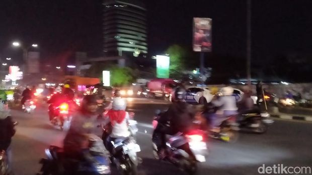 Sejumlah pengendara di Jalan Urip Sumohardjo, Makassar balik arah dari depan Kampus UMI menuju Fly Over setelah 2 mobil patroli diserang orang tak dikenal.