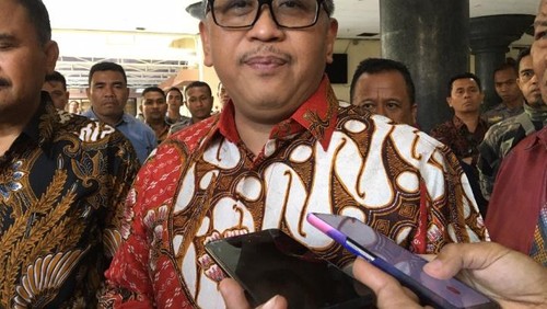 Sekjen DPP PDIP Hasto Kristiyanto tanggapi isu soal pencalonan pasangan Prabowo-Jokowi di depan Gedung Rektorat Unram di Mataram, Kamis, (15/9/2022).