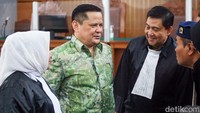 Sidang yang semula dijadwalkan pukul 11.00 WIB diundur. Napoleon berbincang dengan kuasa hukumnya dan pengunjung sidang. 