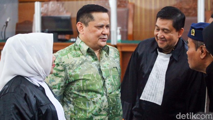 Irjen Napoleon Bonaparte bersiap menghadapi sidang vonis kasus penganiayaan dan melumuri tinja kepada M Kace. Napoleon tampak menebar senyum jelang sidang.