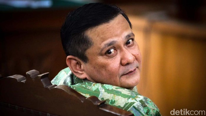 Irjen Napoleon Bonaparte bersiap menghadapi sidang vonis kasus penganiayaan dan melumuri tinja kepada M Kace. Napoleon tampak menebar senyum jelang sidang.