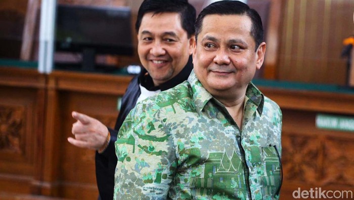 Irjen Napoleon Bonaparte bersiap menghadapi sidang vonis kasus penganiayaan dan melumuri tinja kepada M Kace. Napoleon tampak menebar senyum jelang sidang.