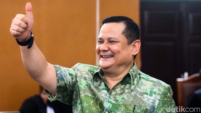 Senyum Irjen Napoleon Jelang Sidang Vonis Kasus Aniaya M Kace Irjen Napoleon Bonaparte bersiap menghadapi sidang vonis kasus penganiayaan dan melumuri tinja kepada M Kace. Napoleon tampak menebar senyum jelang sidang.