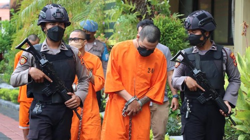 Seorang tukang ojek konvensional di Denpasar ditangkap oleh Satresnarkoba Polresta Denpasar. Polisi mengamankan barang bukti  4,7 kilogram ganja dari pelaku.