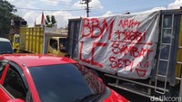 Pantauan detikJateng, Kamis (15/9/2022) pukul 09.57 WIB, massa sopir truk datang di Taman Bambu Runcing Muntilan. Mereka datang dari arah Kota Muntilan dan parkir di kanan dan kiri jalan. Foto: Eko Susanto/detikJateng