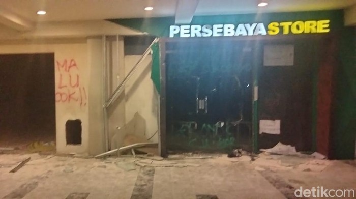 Ratusan suporter demo di Kantor Persebaya, kawasan Sutos. Polisi kemudian membubarkan pendemo dengan menembakkan gas air mata.