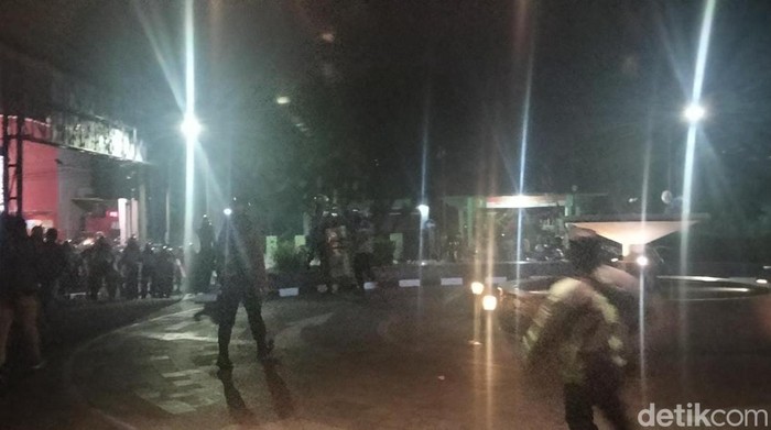 Suporter Demo di Kantor Persebaya