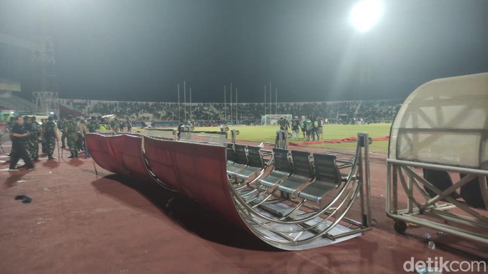 Suporter masuk dan ricuh di dalam Stadion GDS