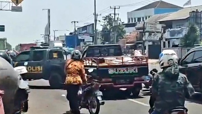 Tabrakan beruntun di Karawang