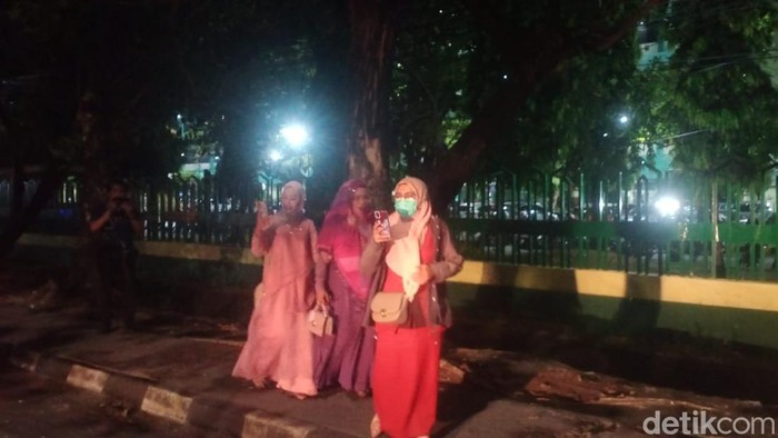Tamu undangan pernikahan di Gedung Lestari 45 kena imbas demo mahasiswa di depan kampus UMI Makassar.