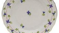 Ada sebuah piring yang berdasarkan sejarahnya dituliskan sudah ada sejak tahun 1761. Piring dengan motif bunga ungu dan hijau ini bahkan menjadi hadiah untuk Raja Christian VII di Denmark. Foto: Veranda
