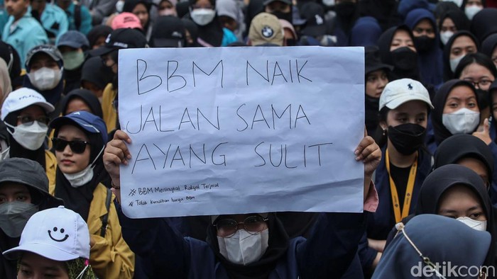 Massa aksi BEM Seluruh Indonesia (SI) menggelar aksi menolak kenaikan harga BBM di Patung Kuda, Jakarta Pusat.