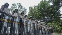 Kabid Humas Polda Metro Jaya Kombes Endra Zulpan mengatakan Polda Metro Jaya mengantisipasi adanya demo dengan mengerahkan 6.142 personel untuk mengawal dan menjaga demo di beberapa tempat di Jakarta, Bekasi, maupun Depok.