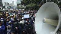 Pantauan detikcom di lokasi pada Kamis (15/9/2022) pukul 14.48 WIB, terlihat massa aksi dan petugas kepolisian terlibat saling dorong. Massa aksi tampak memaksa menuju Istana Merdeka.