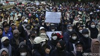 Kawat berduri dan separator yang sudah terpasang pun berhasil dibongkar oleh massa aksi. Mereka memaksa untuk bertemu dengan Presiden Jokowi.