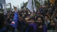 Terlihat di tengah-tengah petugas, Kapolres Metro Jakarta Pusat tampak membantu mengamankan. Massa aksi terus berusaha menerobos barikade polisi.
