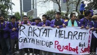 Massa aksi juga membawa sejumlah atribut seperti spanduk.