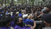 Massa aksi terlibat saling dorong dengan polisi yang berjaga.