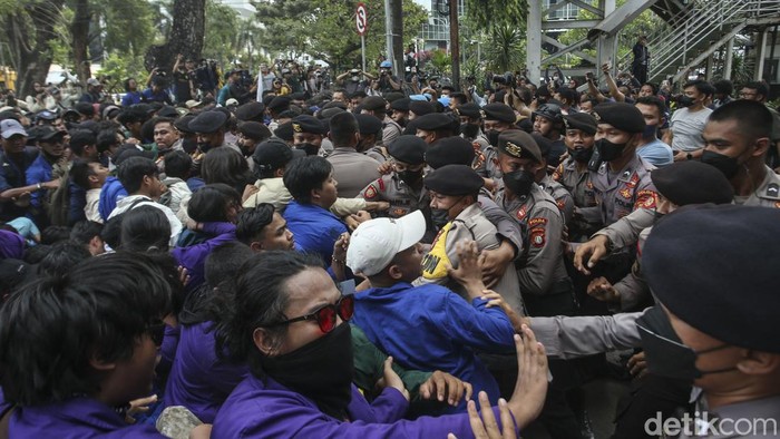 Massa aksi BEM Seluruh Indonesia (SI) menggelar aksi menolak kenaikan harga BBM di Patung Kuda, Jakarta Pusat.
