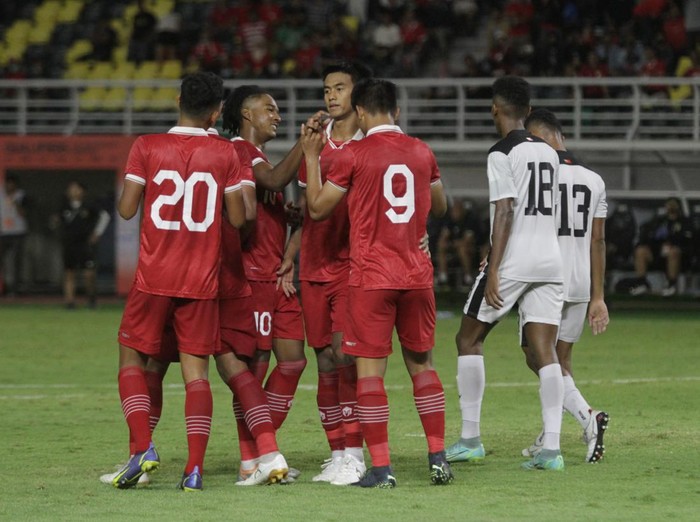 Pemain tim U-20 Indonesia Hokky Caraka Brilliant (nomor punggung 9) melakukan selebrasi bersama rekannya usai mencetak gol saat menghadapi tim U-20 Timor-Leste pada pertandingan kualifikasi Piala Asia U-20 2023 Grup F di Stadion Gelora Bung Tomo, Surabaya, Jawa Timur, Rabu (14/9/2022). Tim U-20 Indonesia berhasil mengalahkan tim U-20 Timor-Leste dengan skor akhir 4-0. ANTARA FOTO/Moch Asim/foc.