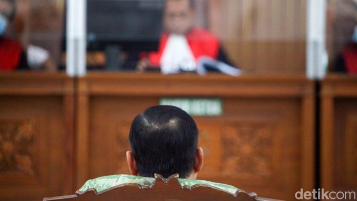 Irjen Napoleon Bonaparte divonis 5,5 bulan penjara terkait kasus penganiayaan dengan melumuri kotoran tinja manusia ke YouTuber M Kace. Begini ekspresi Irjen Napoleon usai menjalani vonis.