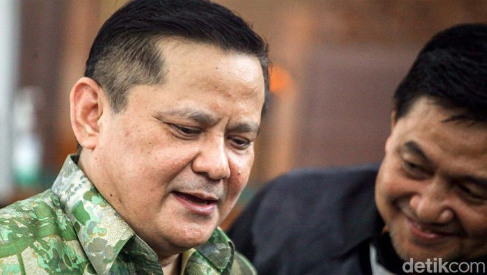 Irjen Napoleon Bonaparte divonis 5,5 bulan penjara terkait kasus penganiayaan dengan melumuri kotoran tinja manusia ke YouTuber M Kace. Begini ekspresi Irjen Napoleon usai menjalani vonis.