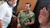 Vonis Napoleon lebih rendah dari tuntutan 1 tahun penjara. Hakim menyebutkan hal-hal yang meringankan yakni Napoleon bersikap sopan di persidangan. Tak hanya itu, hakim menyebut antara Napoleon dengan M Kace telah saling memaafkan.