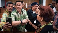 Napoleon meladeni permintaan berfoto setelah menjalani sidang.