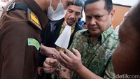 Terlihat tangan Napoleon diborgol jaksa setelah sidang selesai. Mantan Kadiv Hubinter Polri ini diketahui menganiaya dan melumuri tinja kepada M Kace di Rutan Bareskrim Polri. 