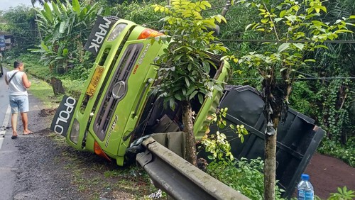 Truk bermuatan 25 ton pasir yang mengalami kecelakaan tunggal di jalur Denpasar-Gilimanuk, Desa Samsam, Kecamatan Kerambitan, Tabanan, Kamis (15/9/2022) sore.