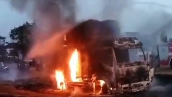 Truk muat tembakau yang dibakar di Pamekasan