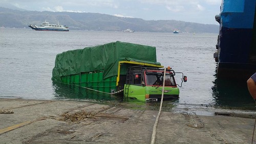 Truk nyemplung di pinggir laut, dermaga LCM pelabuhan Gilimanuk Bali diduga karena rem blong. Hal ini diungkapkan oleh salah satu petugas kapal KMP Tunu Pratama Jaya 3888, Kamis (15/9/2022) sore.