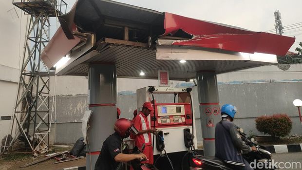 Truk Tiba-tiba Mundur di SPBU Depok.
