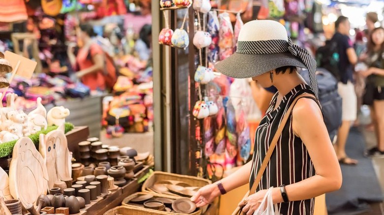 Turis belanja di Thailand Turis belanja di Thailand