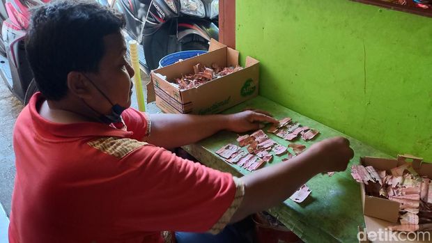 Kisah uang haji dimakan rayap di Solo menarik perhatian masyarakat. Uang tersebut adalah milik Samin yang harus kehilangan tabungan haji akibat dimakan rayap.
