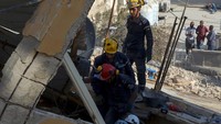 Setidaknya terdapat 25 orang di dalam gedung ketika gedung di distrik Webdeh, Amman ambruk, Selasa (13/9/2022) lalu. (Muath Freij/Reuters)