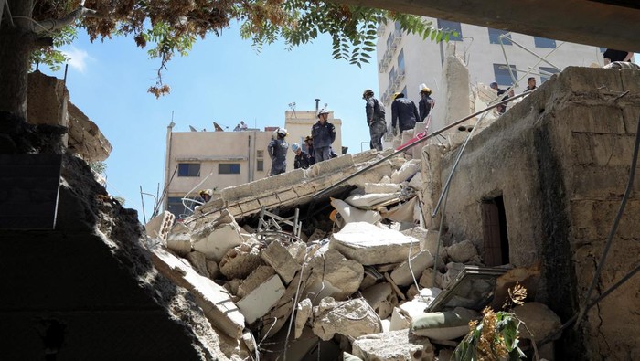 Upaya Pencarian Korban Gedung Ambruk di Yordania Rescuers search for survivors under the rubble of a collapsed building in Amman, Jordan September 14, 2022. REUTERS/Alaa Al Sukhni
