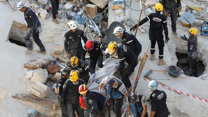 Rescuers search for survivors under the rubble of a collapsed building in Amman, Jordan September 14, 2022. REUTERS/Alaa Al Sukhni