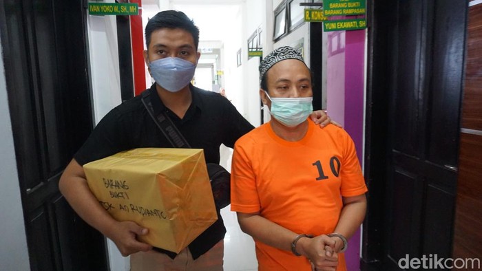 Ustaz TPQ di Mojokerto tersangka pencabulan terhadap 3 murid laki-laki saat diserahkan ke jaksa