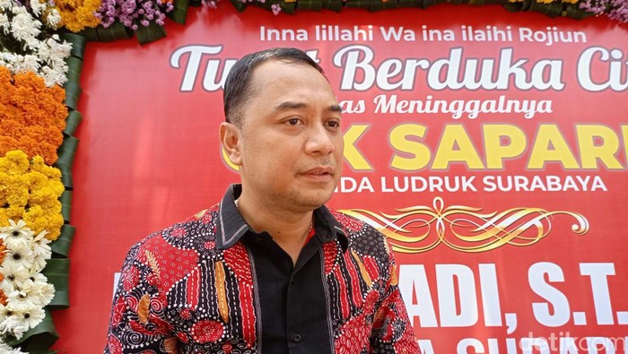 Wali Kota Surabaya Eri Cahyadi bertakziah ke kediaman Cak Sapari