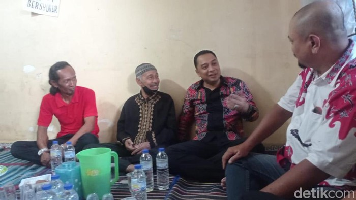 Wali Kota Surabaya Eri Cahyadi bertakziah ke kediaman Cak Sapari