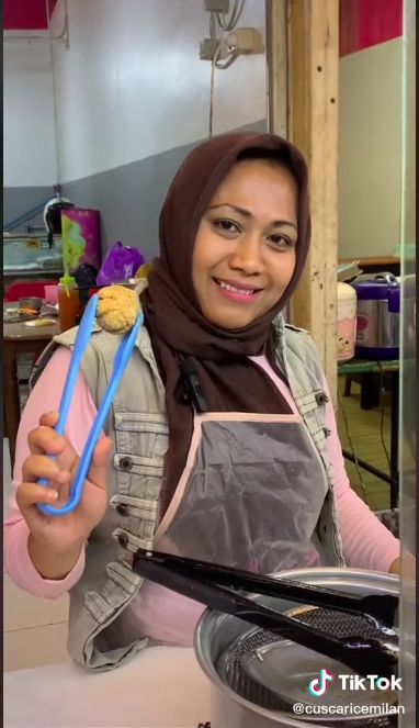 Wanita penjual bakso babi