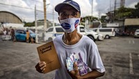 Warga menunjukkan bayaran dari tikus yang diserahkan ke pemerintah. Penduduk dibayar hingga 200 peso Filipina (US$ 3,50) atau setara Rp 51 ribu untuk setiap tikus yang mereka bawa baik hidup maupun mati.