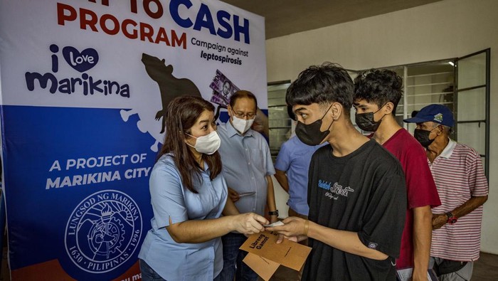 Warga Filipina Ramai-ramai Tangkap Tikus, Ternyata Bisa Jadi Duit MARIKINA, PHILIPPINES - SEPTEMBER 15: Residents receive cash and free medicine for turning over rats at the City Environmental Management Office (CEMO) on September 15, 2022 in Marikina, Metro Manila, Philippines. The local government of Marikina City, a suburb east of Manila, is offering money to residents in exchange for catching rodents as part of a