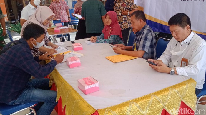 Warga menerima UGR Tol Jogja-Solo di Kecamatan Ngawen Klaten, Kamis (15/9/2022).