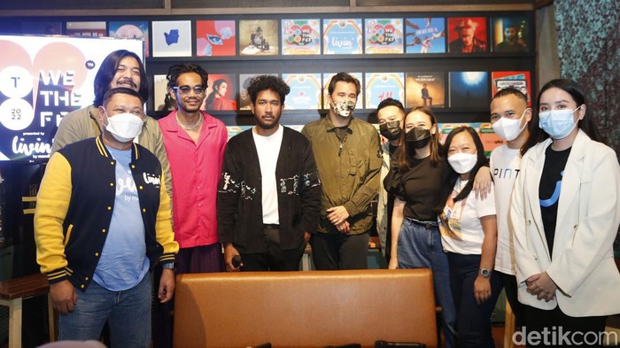 We The Fest 2022 Hadir Lagi, Bakal Ada Jackson Wang-CL Corporate Secretary Bank Mandiri Rudi As Aturridha dan Head of Ismaya Live David Ferdian menandatangani perjanjian kerjasama sponsorship We The Fest 2022 di Jakarta, Kamis (15/9/2022).